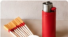 Briquet et allumettes posés sur un meuble